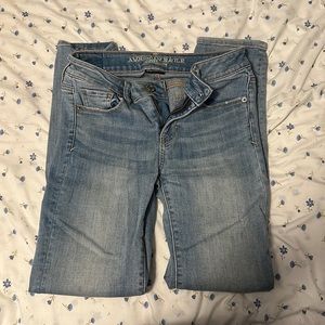 Super stretch high rise light wash American eagle skinny jeans. Size 0 short